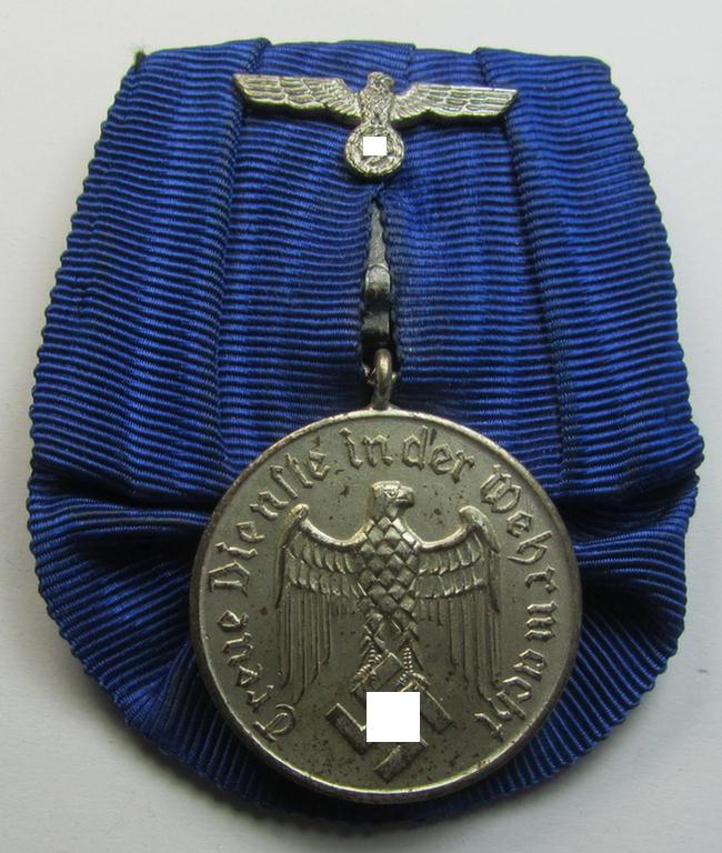 Attractive, silver-toned WH (Heeres o. KM) so-called: 'Einzelspange' showing a: 'WH-Dienstauszeichnung 4. Stufe' (as was intended for 4 years of loyal-service) and that shows a detailed, Heeres o. KM-type-eagle-device, period-attached