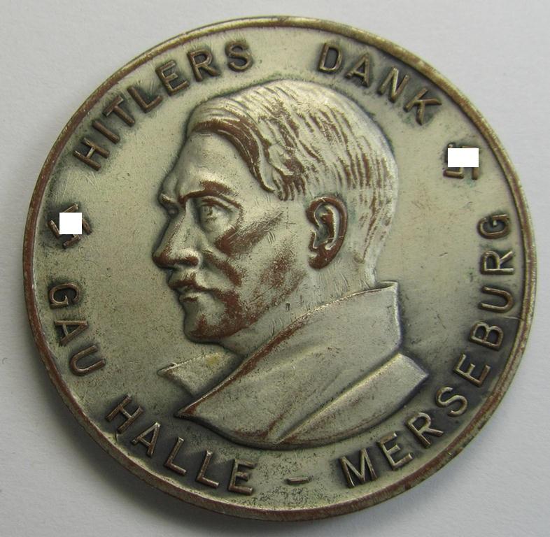 Neat - I deem 'Buntmetall'-based - WHW-related supporter plaque (ie. 'Erinnerungs- o. nichttragbare Auszeichnungsplakette') that shows a portrait of the: 'Reichskanzler' Adolf Hitler surrounded by the text: 'Hitlers Dank - Gau Halle-Merseburg'