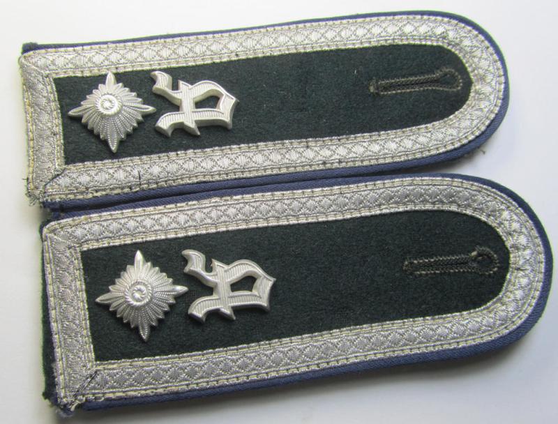 Superb - and rarely seen! - pair of WH (Heeres), 'cyphered', so-called: 'M36 o. M40'-NCO-type shoulderstraps as was intended for usage by a: 'Feldwebel einer Sanitäts-Abteilung und Mitglied einer Ärtzlichen Akademie des Heeres'