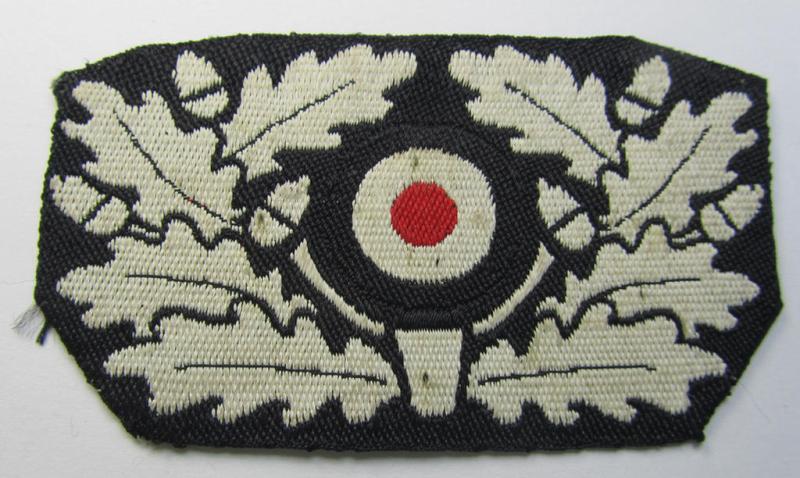 Attractive - truly used and scarcely encountered! - early-pattern, WH (Heeres) specific cocarde as executed in white-coloured linnen as was intended for usage on the: 'Pz'-beret (ie. 'Panzerschutzmütze') as was executed in so-called: 'BeVo'-weave