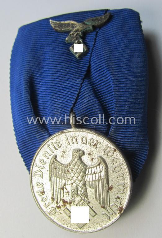 Bright silver-toned WH (Luftwaffe) so-called: 'Einzelspange' showing a: 'WH-Dienstauszeichnung 4. Stufe' (as was intended for 4 years of loyal-service) and that shows a detailed, Luftwaffe-type-eagle-device, period-attached