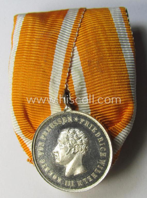 Superb - and scarcely seen! - bright-silver-toned, Preussen-related so-called: 'Einzelspange' showing a medal: 'Für Rettung aus Gefahr' and showing on its front an illustration ie. portrait of: 'Friedrich Wilhelm - III Koenig von Preussen'