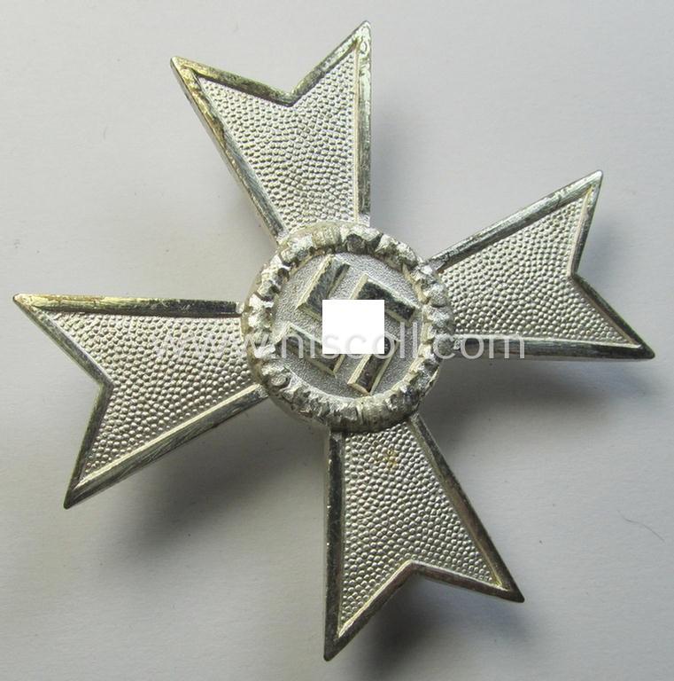 Superb - luxuriously-styled! - 'KvK 1. Klasse ohne Schwertern' being an attractive and maker- (ie. '50'-) marked specimen that is executed in typical, silverish-coloured metal (ie. 'Buntmetall') and that comes in a wonderful condition