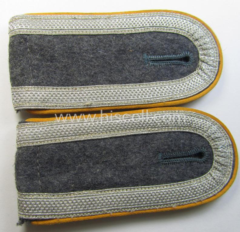 Superb - and fully matching! - pair of mid- (ie. later-) war-period, WH (Luftwaffe) NCO-type shoulderstraps as was intended for usage by an: 'Unteroffizier der Flieger o. Fallschirm-Truppen'