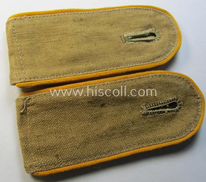 Attractive - and  matching! - pair of enlisted-mens'-type, WH (Luftwaffe) 'tropical-issue' shoulderstraps as was intended for usage by a: 'Soldat der Flieger- o. Fallschirmjäger-Truppen'