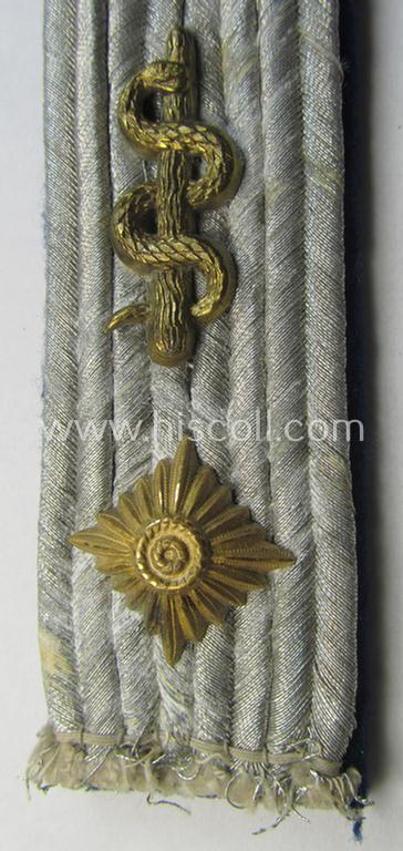 Neat - albeit regrettably single! - WH (Luftwaffe) neatly 'cyphered', officers'-type shoulderboard as piped in the blue-coloured branchcolour as was intended for an: 'Oberleutnant u. Arzt eines Sanitäts-Abteilungs'