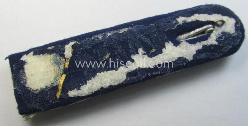 Neat - albeit regrettably single! - WH (Luftwaffe) neatly 'cyphered', officers'-type shoulderboard as piped in the blue-coloured branchcolour as was intended for an: 'Oberleutnant u. Arzt eines Sanitäts-Abteilungs'