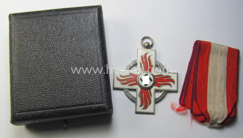 Superb - and actually rarely encountered! - so-called: 'Feuerwehr-Ehrenzeichen der II. Stufe' that comes together with its minimally shortened piece of ribbon (ie. 'Bandabschnitt') and (rarely seen!) period etui as issued and/or recently found