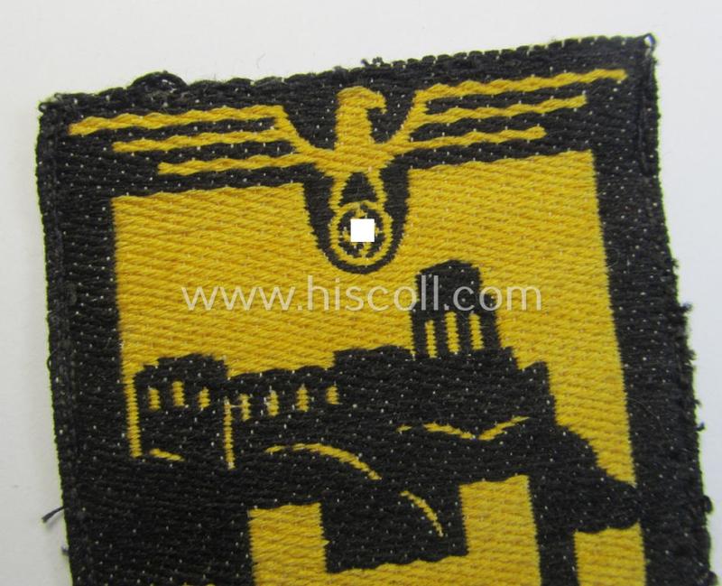 Superb - very unusual and only twice before encountered! - linnen-based- and/or: 'BeVo'-woven (smaller!) cloth-based sportshirt-patch depicting a capital: 'H' and 'U'-character as intended for usage by students of the: 'Universität Heidelberg'