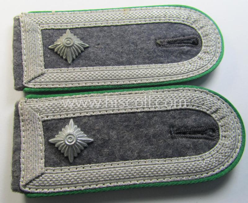 Pair of WH (Luftwaffe) NCO-type shoulderstraps as piped in the typical green (ie. 'grüner'-) coloured branchcolour as was intended for a: 'Feldwebel der Luftwaffe-Felddivisionen'