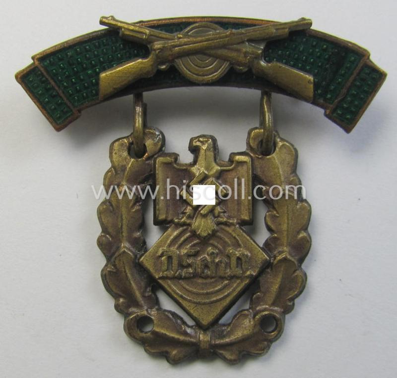 Attractive, golden-bronze-toned and partly enamelled so-called: 'Kleine Auszeichnung für Schiessleistungen in Gold des Deutscher Schützenverbandes o. 'DSV' (being a nicely preserved example 'ohne Jahresspange')