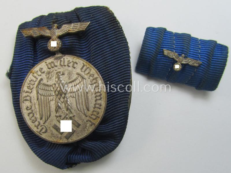 Attractive, WH (Heeres o. KM) so-called: 'Einzelspange' (being of the non-detachable-pattern!) showing a: 'WH-DA 4. Stufe' (as was intended for 4 years of service) and that comes with its accompanying, single-pieced: 'Feld- o. Bandspange'