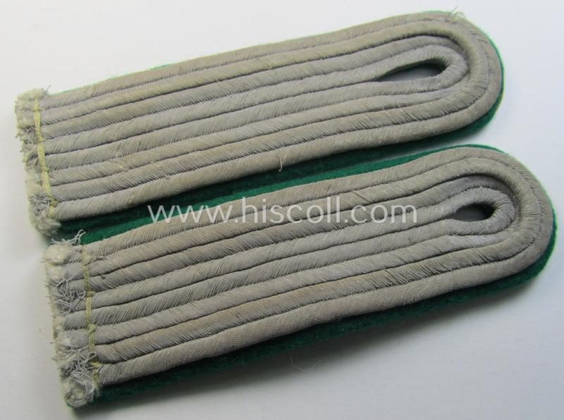 Attractive - and fully matching! - pair of WH (Heeres) officers'-type shoulderboards as piped in the darker-green-coloured branchcolour as was intended for usage by a: 'Leutnant eines Jäger- o. Gebirgsjäger Regiments'