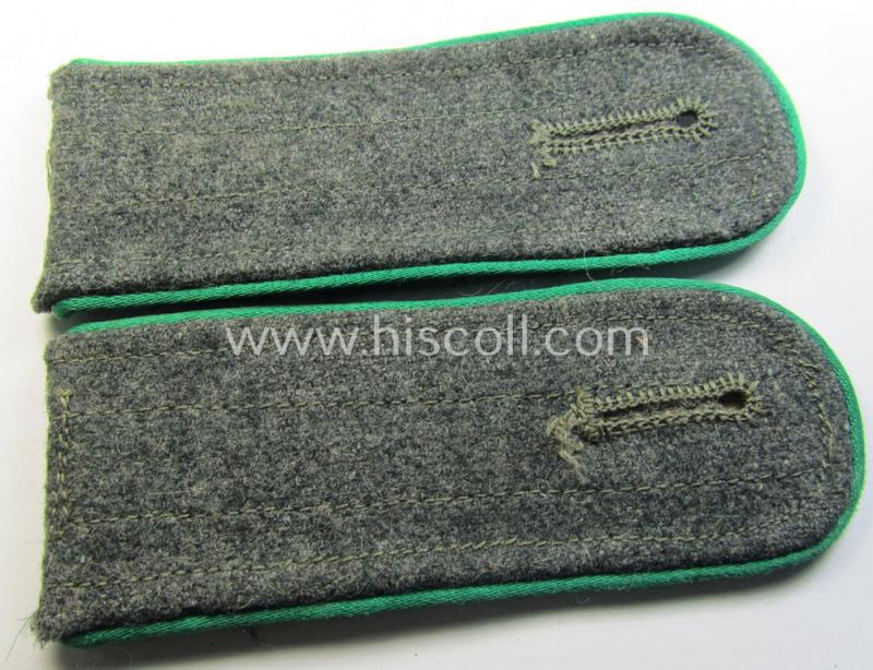 Superb - fully matching and scarcely encountered! - pair of WH (Heeres) later-war period- (ie. 'simplified'- ie. 'M44-/M45'-pattern-) EM-type shoulderstraps as was intended for a: 'Soldat der Jäger- o. Gebirgsjäger-Truppen'