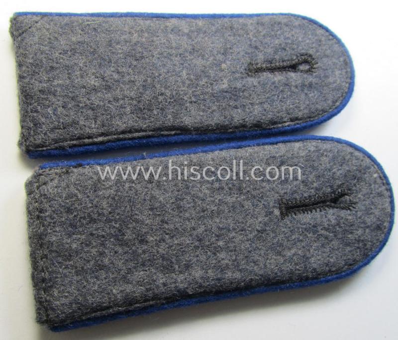 Attractive - and/or fully matching! - pair of WH (Luftwaffe) enlisted-mens'-type shoulderstraps as piped in the darker-blue-coloured branchcolour as was specifically intended for a: 'Soldat der Sanitäts-Truppen'