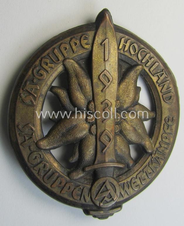 Commemorative, copper-toned- and zinc-based, SA-related 'tinnie', being a maker- (ie. 'Klotz u. Kienast'-) marked example depicting an 'Edelweiss'-flower, sword and SA-logo surrounded by the text: 'SA-Gruppe Hochland - SA-Gruppenwettkämpfe 1939'