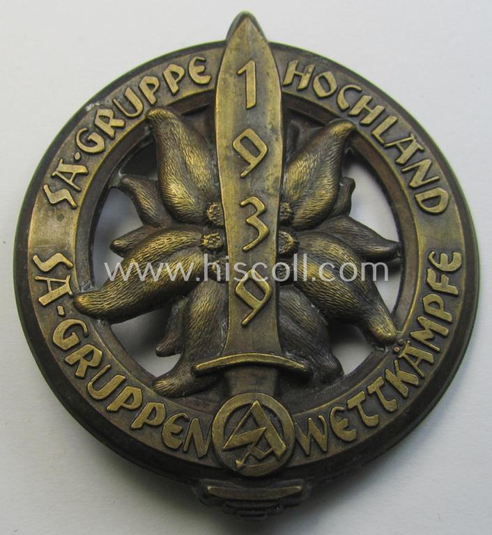 Commemorative, copper-toned- and zinc-based, SA-related 'tinnie', being a maker- (ie. 'Klotz u. Kienast'-) marked example depicting an 'Edelweiss'-flower, sword and SA-logo surrounded by the text: 'SA-Gruppe Hochland - SA-Gruppenwettkämpfe 1939'
