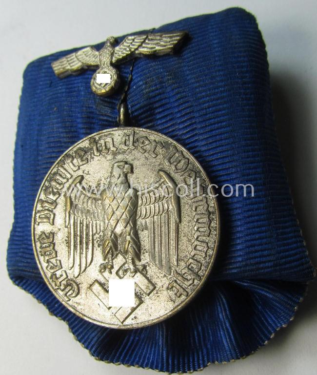 Attractive, silver-toned WH (Heeres o. KM) so-called: 'Einzelspange' showing a: 'WH-Dienstauszeichnung 4. Stufe' (as was intended for 4 years of loyal-service) and that shows a detailed, Heeres o. KM-type-eagle-device, period-attached