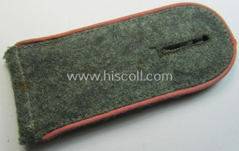 Single - but nevertheless scarcely seen! - WH (Heeres) EM-type shoulderstrap as was piped in the bright-pink branchcolour as was intended for a: 'Soldat' who served within a: 'Pz- o. Panzerjäger-Abt. o. Rgt.'