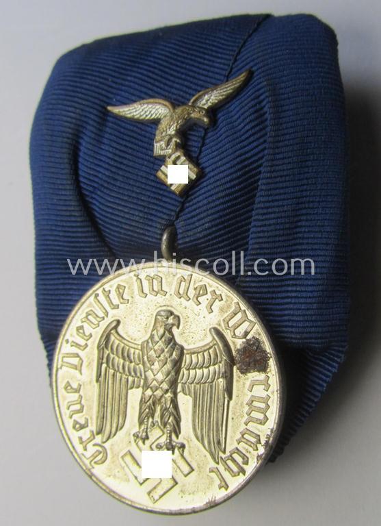 Bright silver-toned WH (Luftwaffe) so-called: 'Einzelspange' showing a: 'WH-Dienstauszeichnung 4. Stufe' (as was intended for 4 years of loyal-service) and that shows a detailed, Luftwaffe-type-eagle-device, period-attached