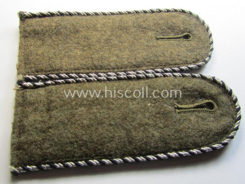 Attractive - and/or fully matching! - pair of RAD (ie. 'Reichsarbeitsdienst') EM-type shoulderstraps (being of the second pattern as was used in the period between 1936-41) as was specifically intended for usage by a: 'RAD-Vormann'