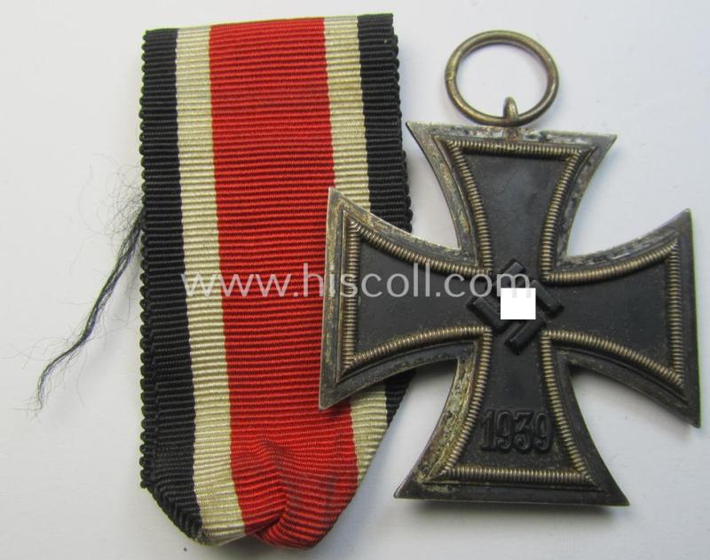 'Eisernes Kreuz II. Klasse' being a non-maker-marked example that comes together with its original- and once-mounted ribbon (ie. 'Bandabschnitt') as was produced by a (by me) unidentified maker (ie. 'Hersteller')