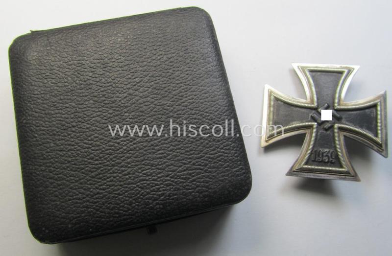 Attractive, 'Eisernes Kreuz 1. Kl.' (or: Iron Cross 1st class) being a (typical) maker- (ie. 'L/59'- and: 'o'-) marked example as was produced by the maker (ie. 'Hersteller'): 'A. Rettenmaier' and that comes in its original 'LDO-etui as issued