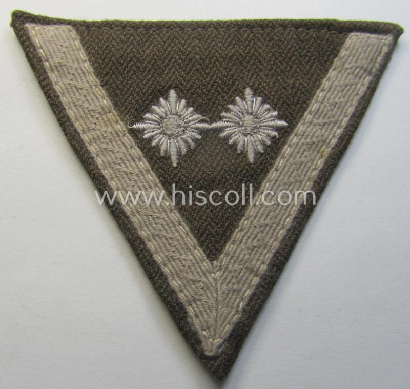 Attractive - and scarcely found! - RAD (or: 'Reichsarbeitsdienst') 'Armwinkel' (or: rank-chevron) as was executed on a brown-coloured- and 'HBT'-like- (ie. 'Drillich'-) based background as was intended for usage by a: 'RAD-Hauptvormann'