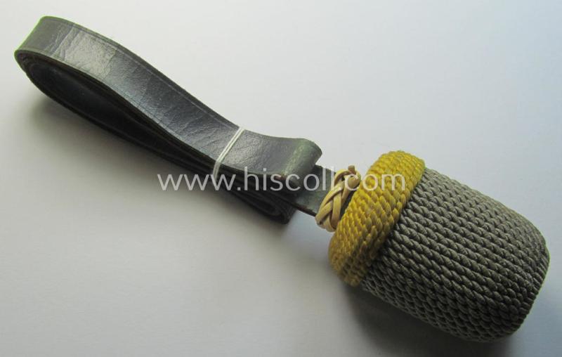 Attractive, bright-yellow- and white-coloured EM- (ie. NCO-) type side-arm knot (ie. 'Portepee' ie.: 'Troddel') as was used for the various WH-bayonets and that comes in an overall very nice- (ie. 'virtually mint- ie. unissued'-), condition