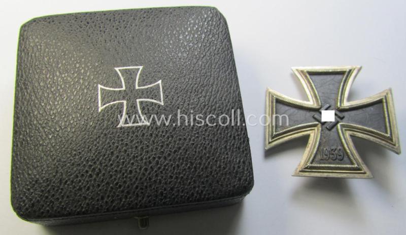 Attractive, 'Eisernes Kreuz 1. Kl.' (or: Iron Cross 1st class) being a non-maker-marked example that as was (I deem) produced by the Austrian maker (ie. 'Hersteller'): 'Friedrich Orth' and that comes in its original etui as issued