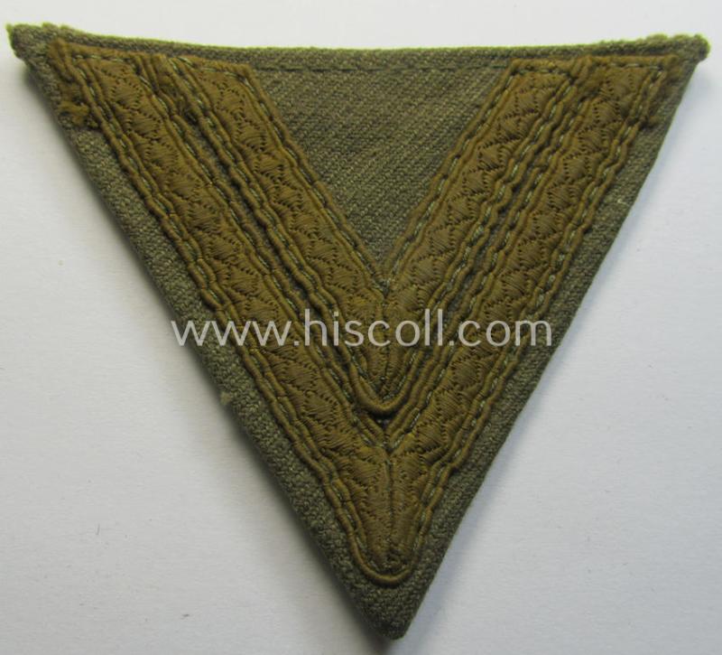 Superb - and rarely seen! - WH (Heeres) tropical-styled, 'Armwinkel' (or: arm-chevron) as executed on typical tan-coloured linnen as was specifically intended for usage by a soldier with the rank of: 'Obergefreiter'