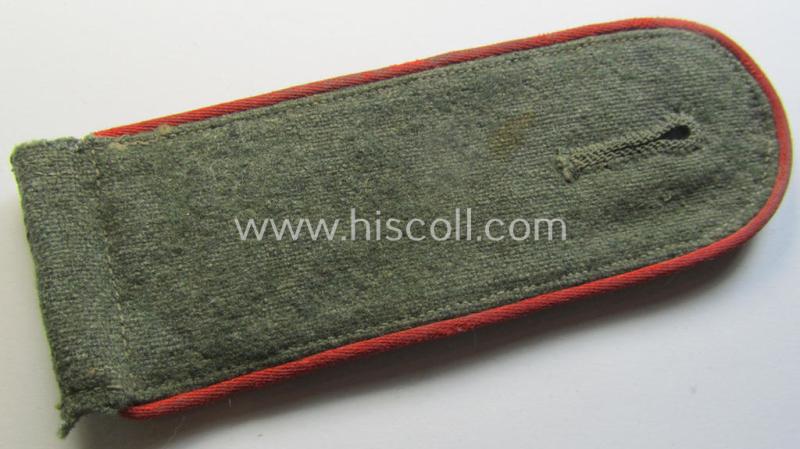 Attractive - albeit clearly used and regrettably single! - WH (Heeres) 'M43'-pattern, EM-shoulderstrap as was intended for usage by a: 'Soldat eines (Sturm-)Artillerie-Abteilungs o. Regiments'