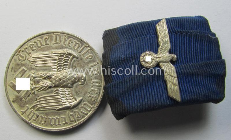 Attractive, WH (Heeres o. KM) so-called: 'Einzelspange' (of the 'detachable'-pattern) showing a: 'WH-Dienstauszeichnung 4. Stufe' (as was intended for 4 years of loyal-service) and that shows a Heeres o. KM-type-eagle-device, period-attached