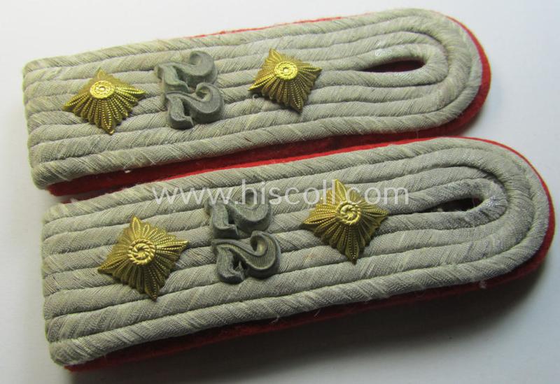 Attractive - and fully matching! - pair of WH (Heeres) neatly 'cyphered', officers'-type shoulderboards as piped in the bright-red-coloured branchcolour as was intended for usage by a: 'Hauptmann des Artillerie  Regiments 22'