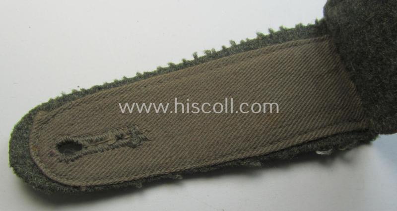 Attractive - albeit clearly used and regrettably single! - WH (Heeres) 'M43'-pattern, EM-shoulderstrap as was intended for usage by a: 'Soldat eines (Sturm-)Artillerie-Abteilungs o. Regiments'