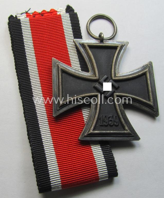 Attractive, 'Eisernes Kreuz II. Klasse' being a non-maker-marked example that comes together with its original- and never-mounted ribbon (ie. 'Bandabschnitt') as was (I deem) produced by the maker (ie. 'Hersteller'): 'Beck, Hassinger & Co.'