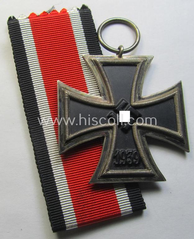 Attractive, 'Eisernes Kreuz II. Klasse' being a non-maker-marked example that comes together with its original- and never-mounted ribbon (ie. 'Bandabschnitt') as was (I deem) produced by the maker (ie. 'Hersteller'): 'AG für Heeresbedarf...'