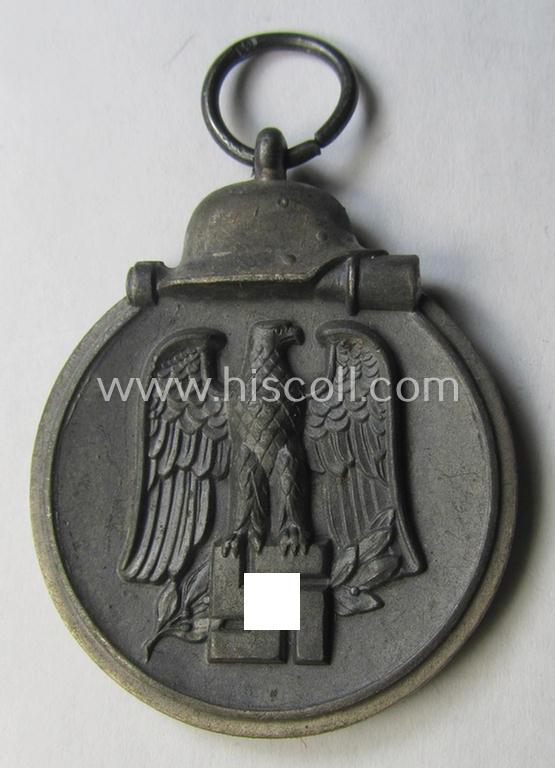 Attractive medal-set: 'Winterschlacht im Osten 1941-42' being a maker- (ie. '61'-) marked- (and/or 'Feinzink'-based) specimen by the maker: 'R.A. Karneth & Söhne' and that comes together with its (non-confectioned) ribbon (ie. 'Bandabschnitt')