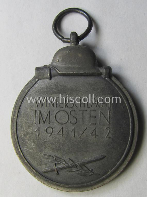 Attractive medal-set: 'Winterschlacht im Osten 1941-42' being a maker- (ie. '61'-) marked- (and/or 'Feinzink'-based) specimen by the maker: 'R.A. Karneth & Söhne' and that comes together with its (non-confectioned) ribbon (ie. 'Bandabschnitt')