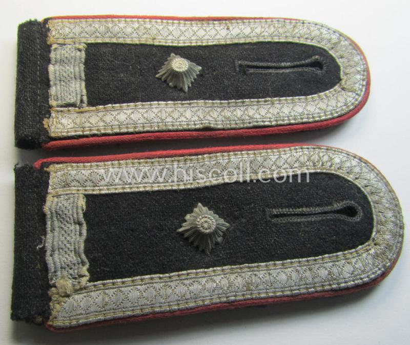 Superb - and fully matching! - pair of WH (Heeres) 'Panzer' NCO-type shoulderstraps (as was specifically used on the black-coloured 'wrap-around'-tunics) as was intended for usage by a: 'Feldwebel eines Panzer-Regiments o. Abts.'