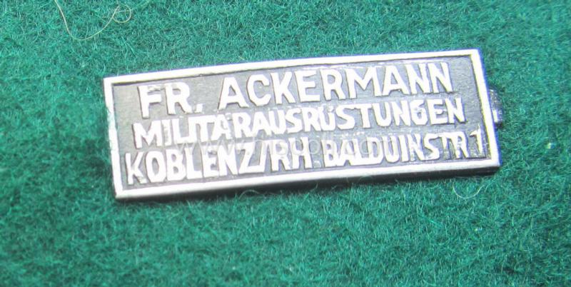 Attractive - and neatly maker-marked! - WWI- (ie. TR-) period so-called: 'Ordenspange' (being of the non-'detachable-pattern') showing resp. an: 'EK II. Kl.'. a: 'FKK 1914-18 mit Schw.' and a: 'Feuerwehr-Ehrenzeichen der II. Stufe'