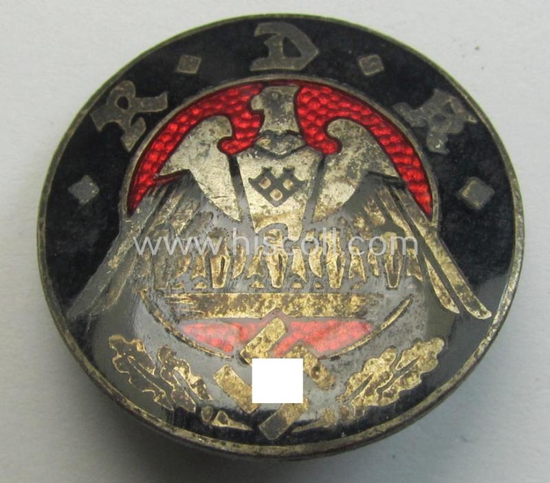 Enamelled membership-pin (ie. 'Mitgliedsabzeichen') as was intended for a member within the: 'Reichsbund der Kinderreichen Deutschlands zum Schutze der Familie' (o. 'RDK') being a red-coloured example as was intended for a: 'Familienwart'