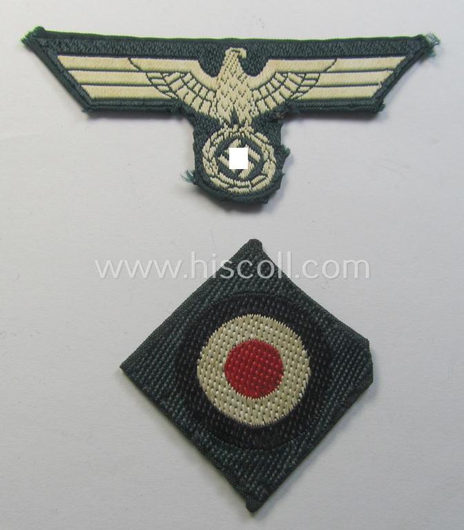 Pre- (ie. early-) war-period, WH (Heeres) cap-eagle & cocarde-set (ie. 'Schiffchenmützen-Adler u. Kokarde für Mannschaften u. Uffz.') being a cap-removed set as executed in bluish-grey-coloured linnen on a darker-green-coloured background