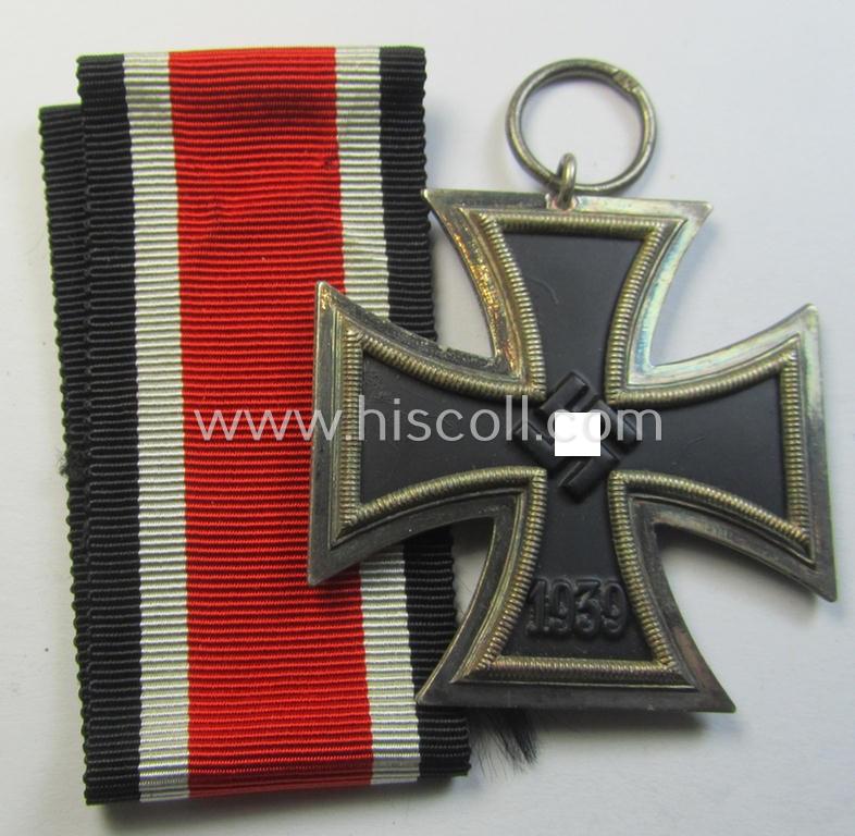 Attractive, Iron Cross 2nd class (or: 'EK II. Klasse') being a maker- (ie. '76'-) marked example that comes together with its non-confectioned ribbon (ie. 'Bandabschnitt') as was produced by the maker (ie. 'Hersteller'): 'Ernst L. Müller'
