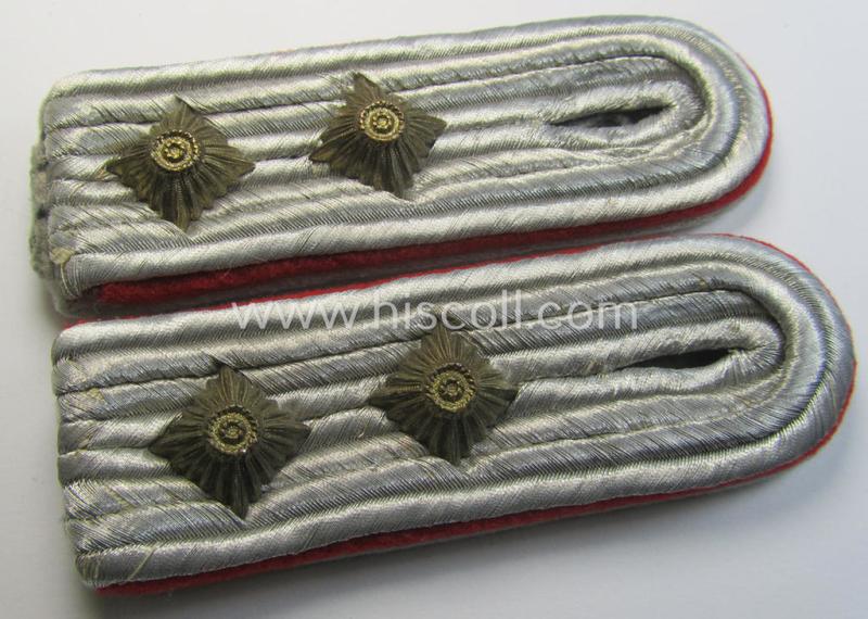 Attractive pair of WH (Heeres) officers'-type shoulderboards as (dual)piped in the bright-red- (ie. 'hochroter'-) coloured branchcolour as was specifically intended for usage by a: 'Hauptmann der Res. eines (Sturm)Art.-Rgts. o. Abts.'