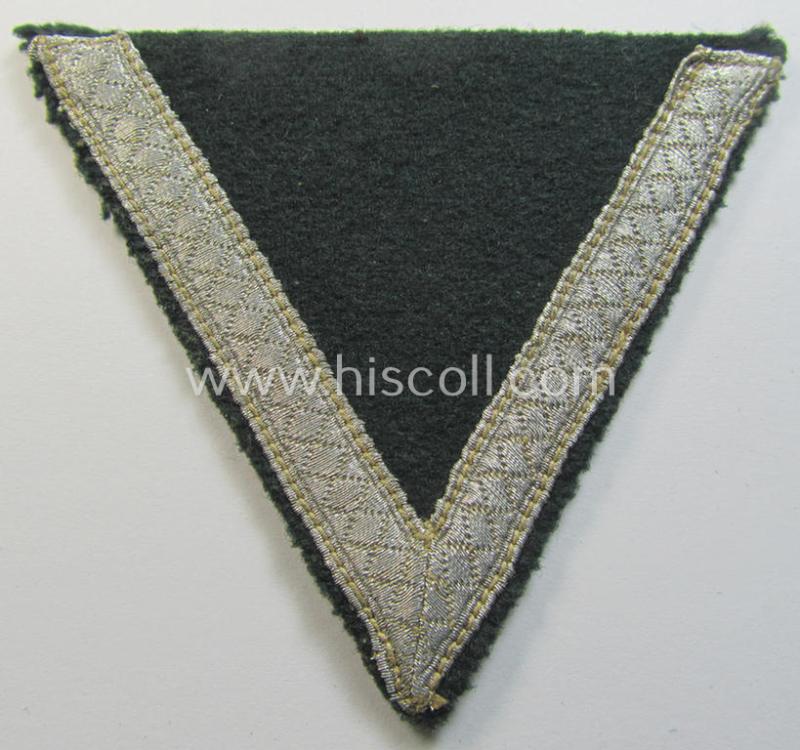 Neat - and just moderatelly used! - WH (Heeres) 'Armwinkel' (or: arm-chevron) as executed on typical darker-green-coloured wool as was specifically intended for usage by a soldier with the rank of: 'Gefreiter'