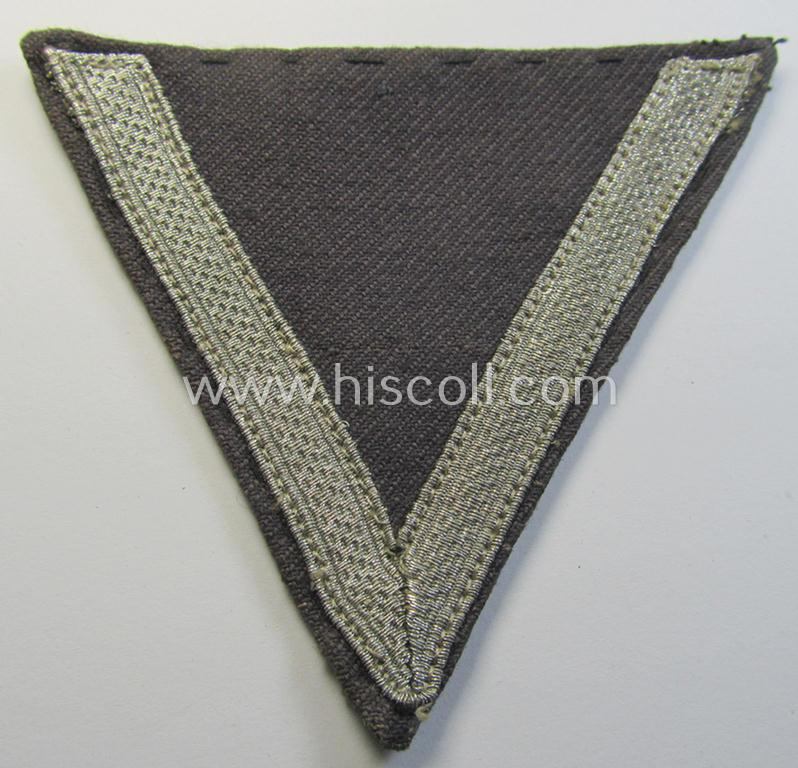 Attractive - and rarely seen! - WH (LW) tropical-styled, 'Armwinkel' (or: arm-chevron) as executed on typical bluish-grey-coloured linnen as was specifically intended for usage by a soldier with the rank of: 'Gefreiter'