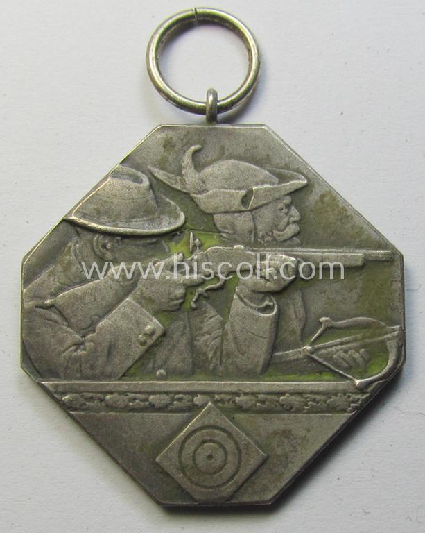 Unusually seen, frosted-silver-toned, TR-period shooting-medal showing on its front a uniformed hunter and that is entitled: 'Schützengau Mittelbaden - Gauschiessen Pforzheim - 1933 - Im Jahre der nat. Erhebung'