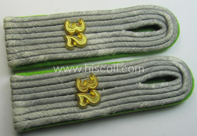 Pair of WH (Heeres) officers'-type shoulderboards: 'Leutnant des Grenadier-Rgts. 32'