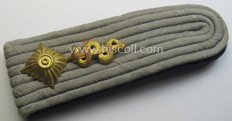 Attractive - albeit regrettably single - neatly 'cyphered' WH (Heeres) officers'-type shoulderboard as piped in the darker-blue-coloured branchcolour as was intended for an: 'Oberleutnant u. Arzt eines Sanitäts-Abteilungs'